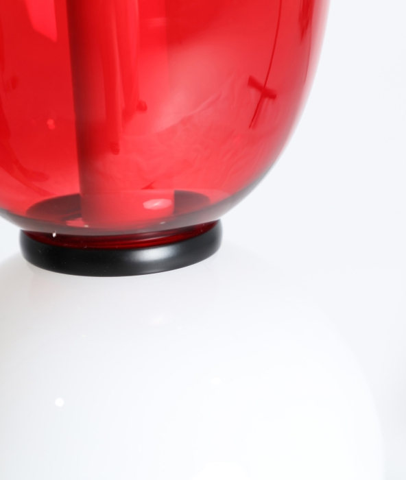 Lampă suspendată din cristal alb și roșu cu detalii din metal – pendul LED sculptural [3]