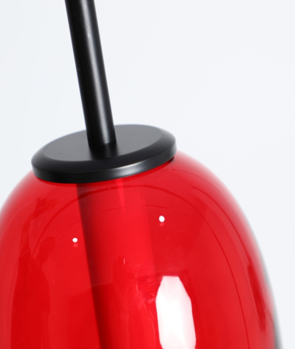 Lampă suspendată din cristal alb și roșu cu detalii din metal – pendul LED sculptural [5]