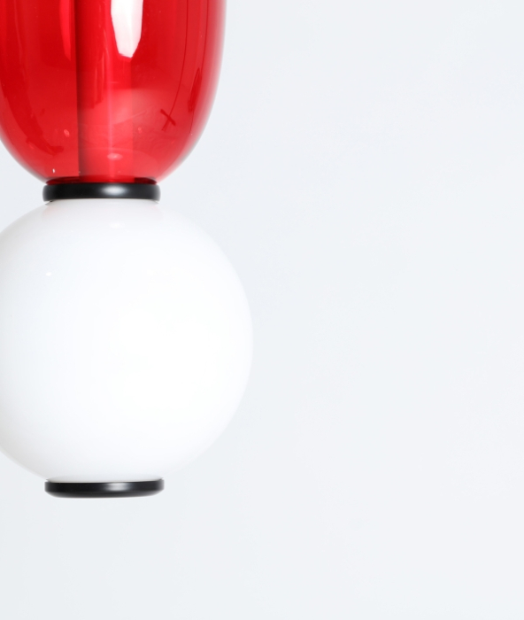 Lampă suspendată din cristal alb și roșu cu detalii din metal – pendul LED sculptural [4]