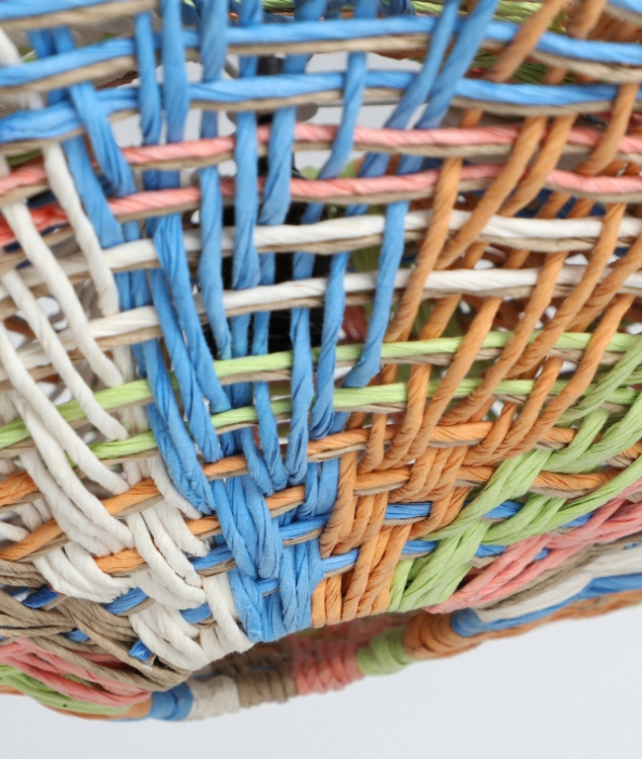 Lampă suspendată din rafie multicoloră cu detalii din metal – pendul boho împletit manual [2]