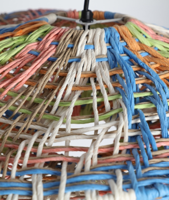 Lampă suspendată din rafie multicoloră cu detalii din metal – pendul boho împletit manual [3]