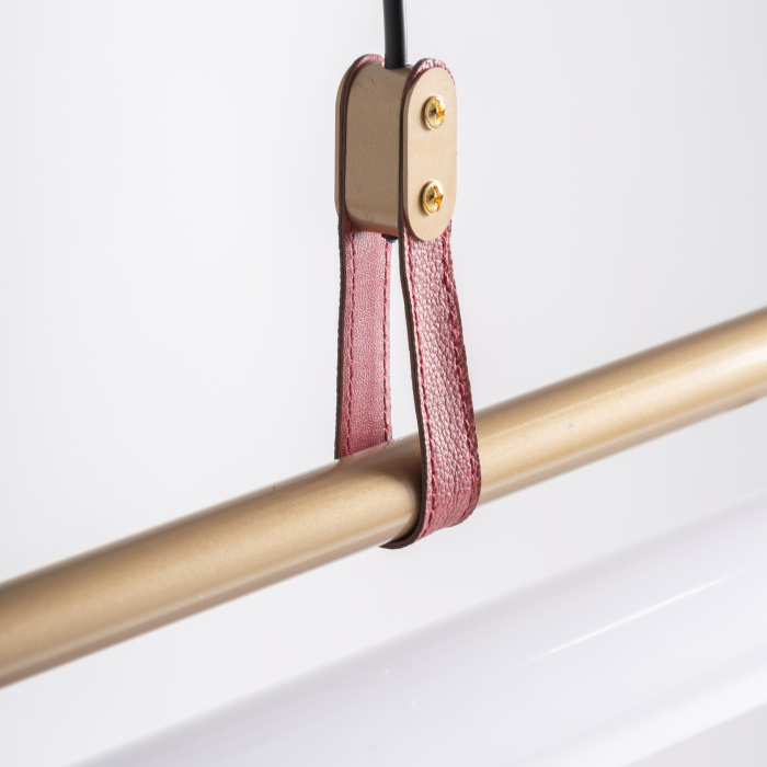 Lampa suspendată liniară cu tub din cristal fumuriu și detalii din bronz și piele. [4]