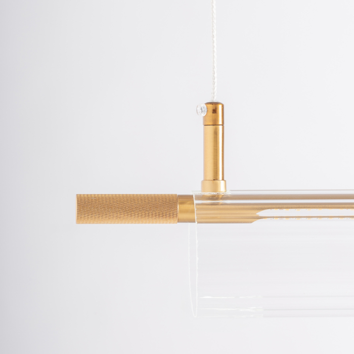 Lampa suspendată liniară cu tub din cristal fumuriu și structură din aluminiu bronz. [5]