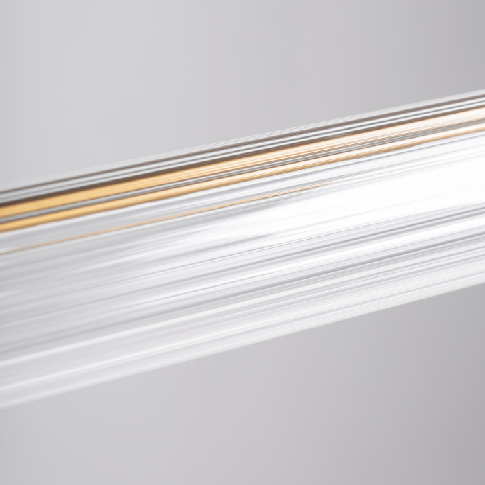 Lampa suspendată liniară cu tub din cristal fumuriu și structură din aluminiu bronz. [4]