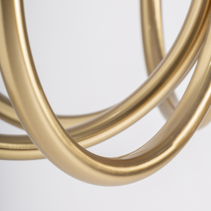 Lampa suspendată tip candelabru cu brațe curbate din metal auriu și cristal alb. [5]