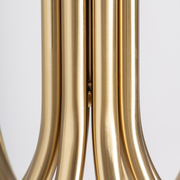 Lampa suspendată tip candelabru cu brațe curbate din metal auriu și cristal alb. [4]