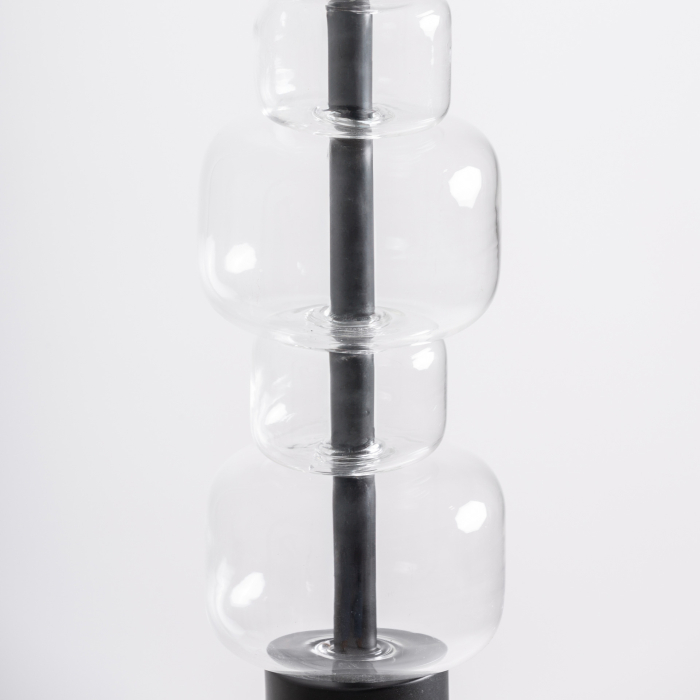 Lampă suspendată verticală cu module din cristal transparent și structură metalică neagră. [3]