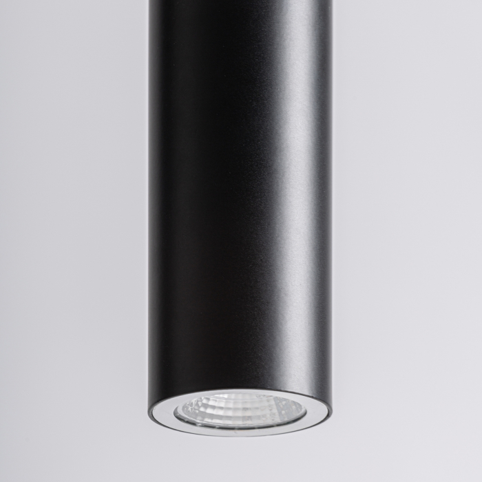 Lampă suspendată verticală cu module din cristal transparent și structură metalică neagră. [4]