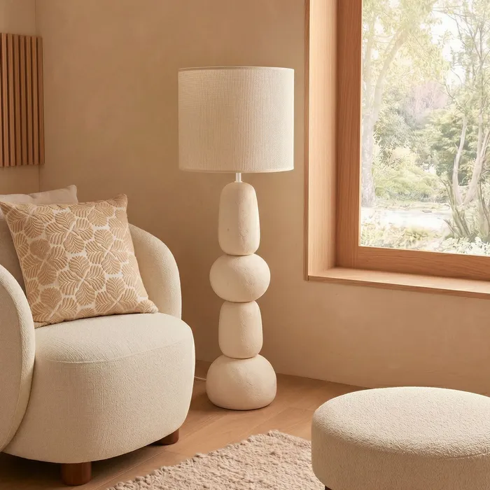 Lampadar din ceramică crem cu bază compusă din forme rotunjite și abajur textil [3]