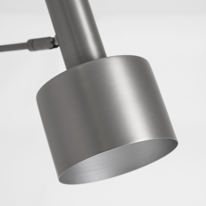Lampadar din oțel argintiu mat cu tijă subțire, bază rotundă joasă și cap cilindric înclinat [3]