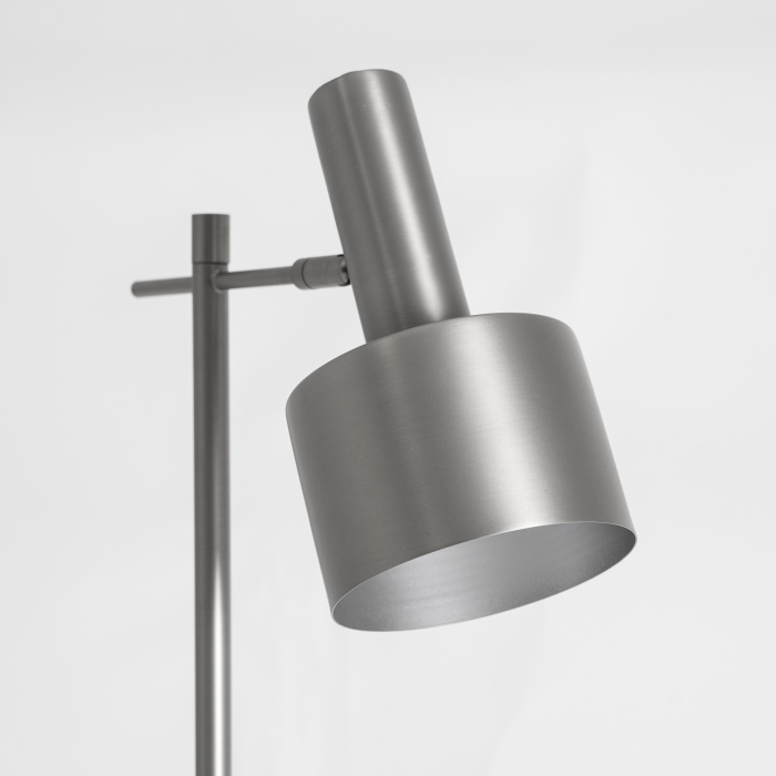 Lampadar din oțel argintiu mat cu tijă subțire, bază rotundă joasă și cap cilindric înclinat [2]
