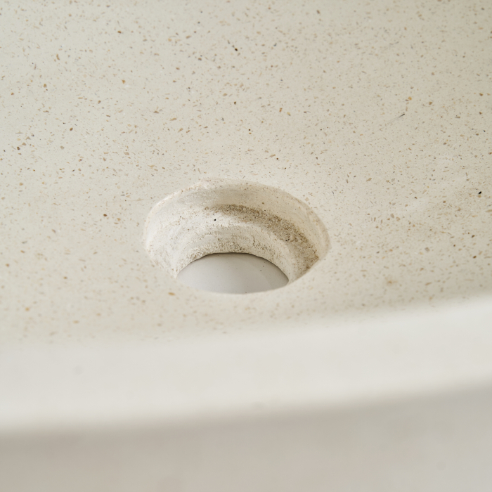 Lavoar oval din terrazzo alb cu puncte fine și margine unduită, mai înaltă într-o parte [7]