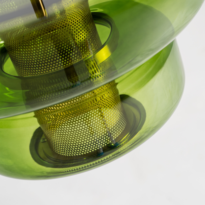 Lustră cu două straturi de cristal verde translucid în jurul unui cilindru auriu găurit [5]