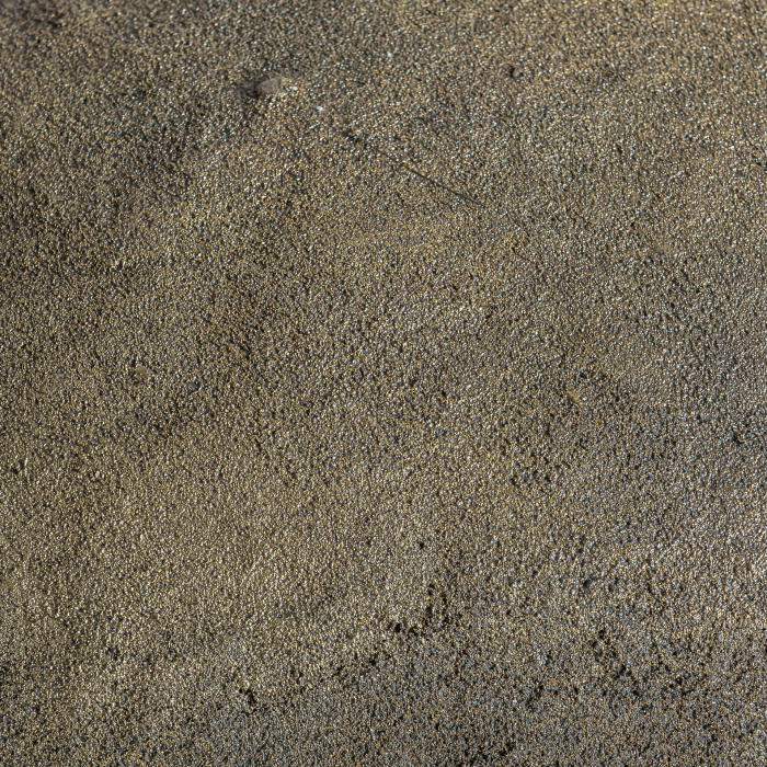 Lustră suspendată cu formă organică din ciment cu finisaj auriu și accente artizanale [4]