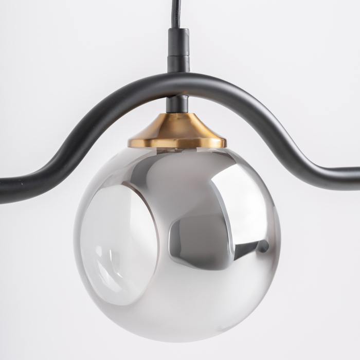 Lustra suspendată liniară cu globuri din cristal fumuriu și structură metalică neagră cu accente cupru. [4]