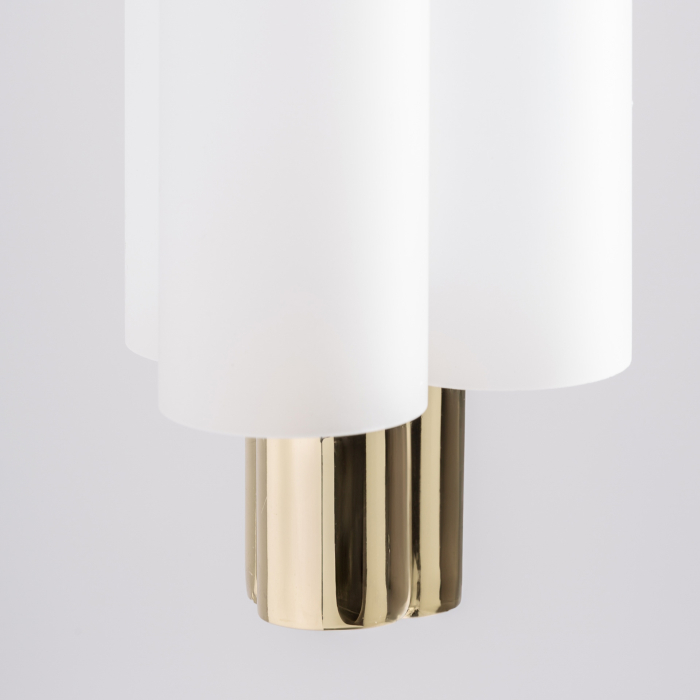 Lustra suspendată verticală cu corp cilindric din cristal alb și accente aurii. [3]