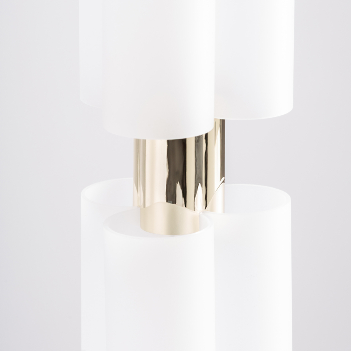 Lustra suspendată verticală cu corp cilindric din cristal alb și accente aurii. [2]