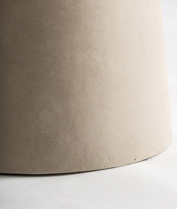 Masă de dining rotundă din argilă bej mată cu blat gros și bază conică sculpturală [3]