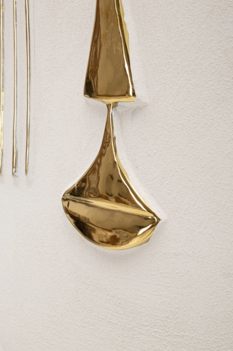 Mască decorativă de perete din ceramică albă cu detalii aurii design artistic modern [5]