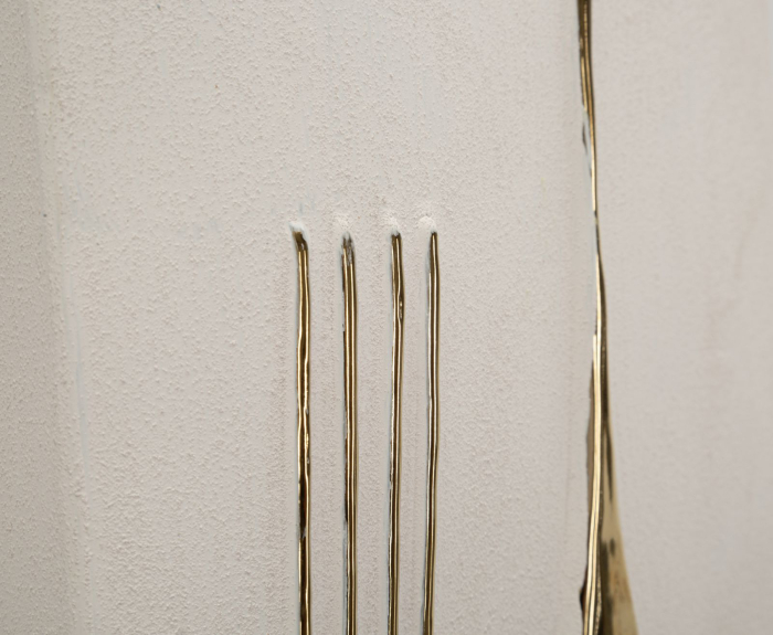 Mască decorativă de perete din ceramică albă cu detalii aurii design artistic modern [4]