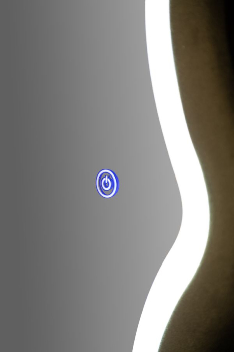 Oglindă de perete cu contur neregulat și iluminare LED integrată în finisaj catifelat verde [9]