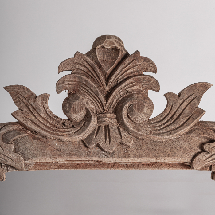 Oglindă înaltă arcuită, cu ramă din lemn maro deschis și coroană de frunze sculptate [3]