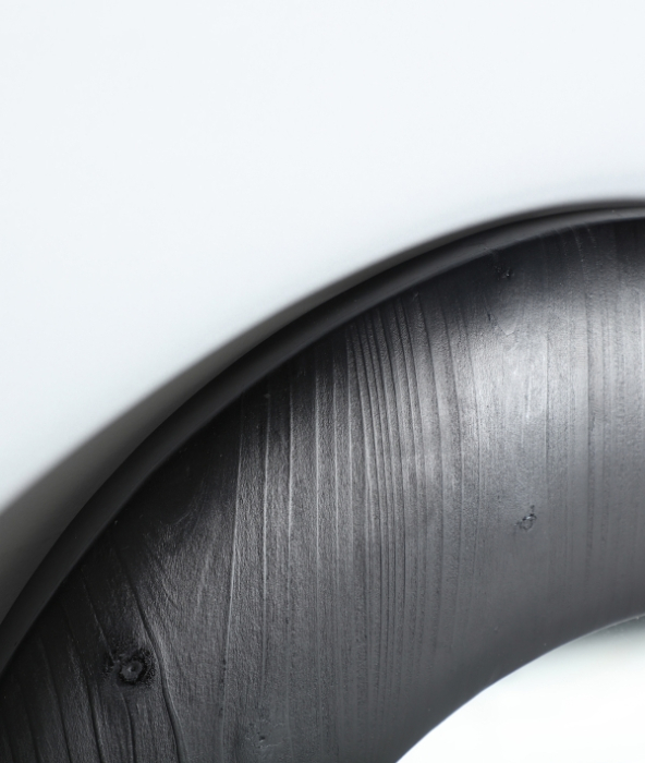 Oglindă decorativă GUDOW cu ramă organică din lemn de brad negru și MDF – oglindă verticală sculpturală [3]