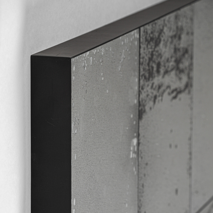 Oglinda decorativă mare de perete cu panouri tip grid și ramă subțire din metal negru ca element central [4]