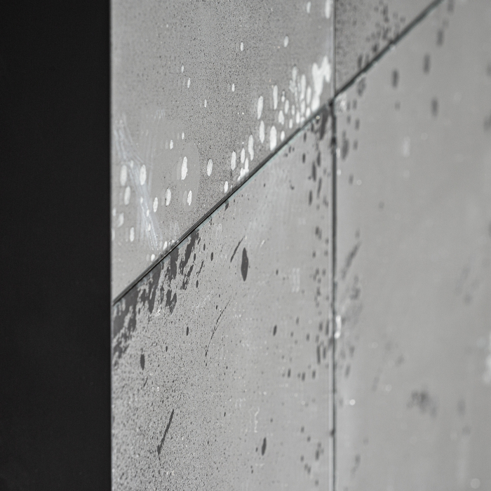 Oglinda decorativă mare de perete cu panouri tip grid și ramă subțire din metal negru ca element central [3]