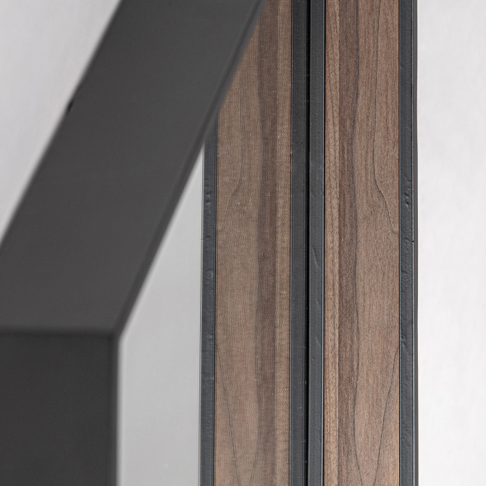 Oglinda dreptunghiulară de perete cu ramă din metal negru design modern subțire montată în decor contemporan [4]