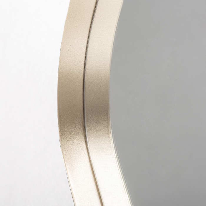 Oglinda mare de perete cu formă curbată asimetrică și ramă subțire din metal auriu ca piesă centrală [3]