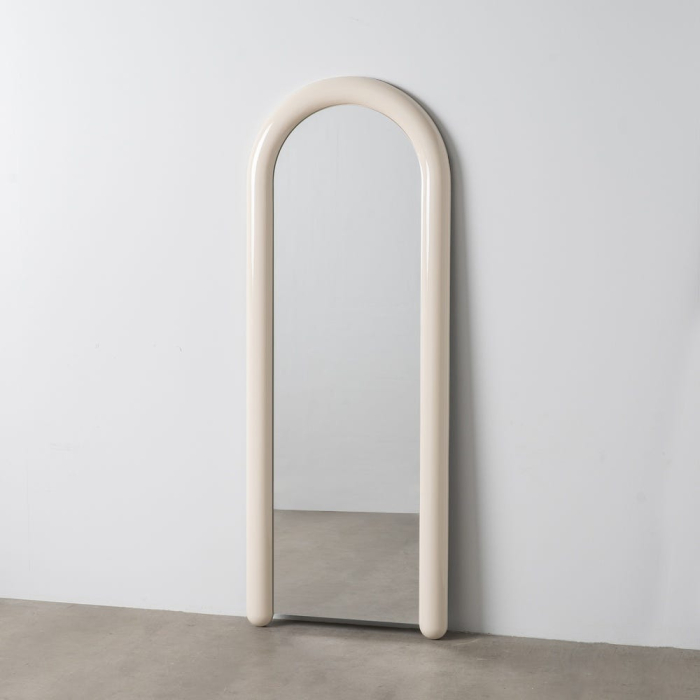 Oglindă pentru dressing crem lăcuită din MDF cu ramă arcuită – vedere frontală, ramă crem lucioasă arcuită. [1]