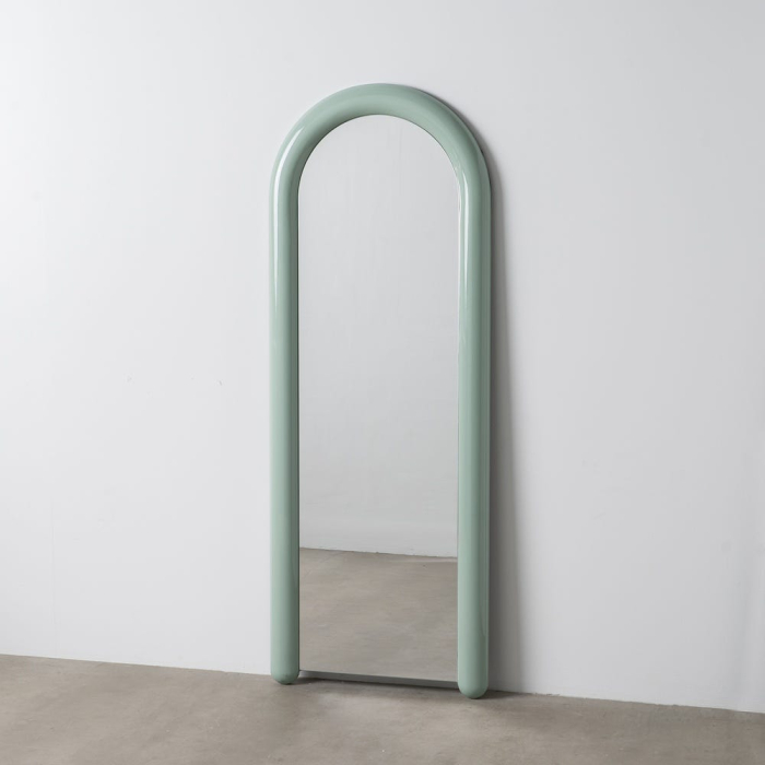 Oglindă pentru dressing verde lăcuită din MDF cu ramă arcuită – vedere frontală, ramă verde pastel lucioasă. [1]