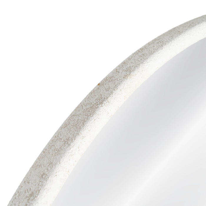 Oglindă rotundă de perete cu ramă din metal alb nisipat cu aspect de var vechi pe un perete [4]