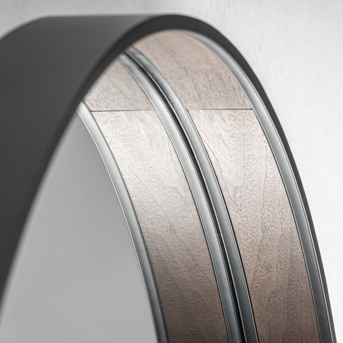 Oglinda rotundă mare de perete cu ramă subțire din metal negru design modern într-un decor contemporan [3]