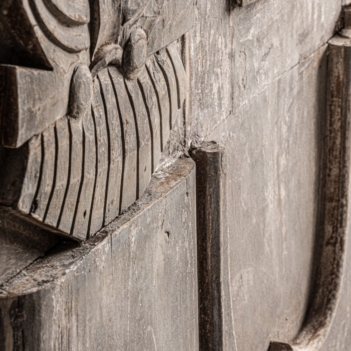 Panou de lemn de suar gri, cu șaisprezece câmpuri sculptate în relief, cu motive etnice [5]