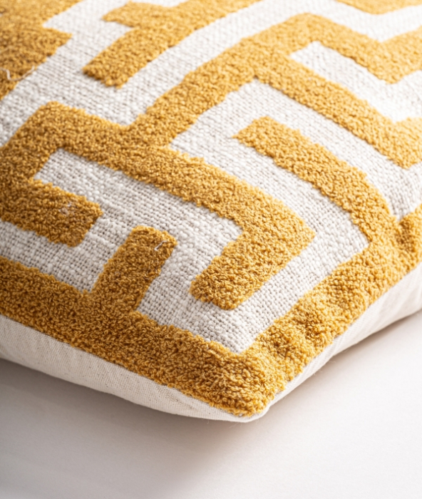 Pernă decorativă din bumbac bej cu detalii ocru [3]