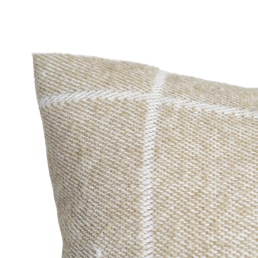 Pernă decorativă bej in carouri 50 x 70 cm din bumbac si poliester [3]