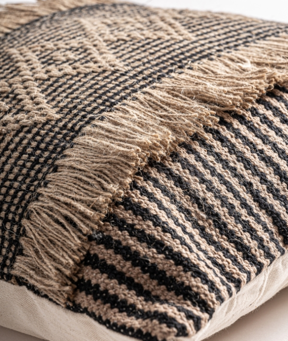Pernă decorativă din iută maro deschis cu detalii negre Blahir – pernă boho cu franjuri și model etnic [3]