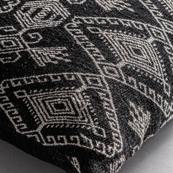 Perna decorativa provensala|Perne alb si negru elegante [3]