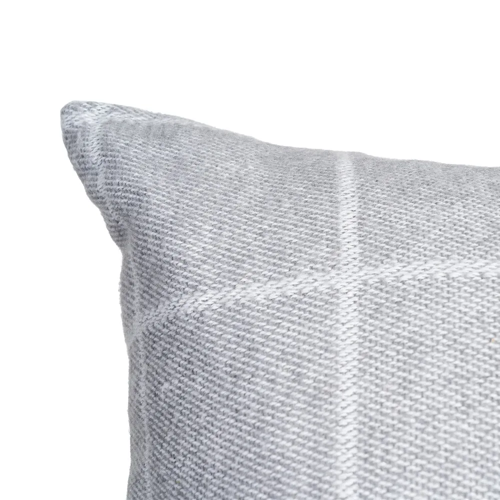 Pernă decorativă gri perlat in carouri 50 x 70 cm din bumbac si poliester [4]