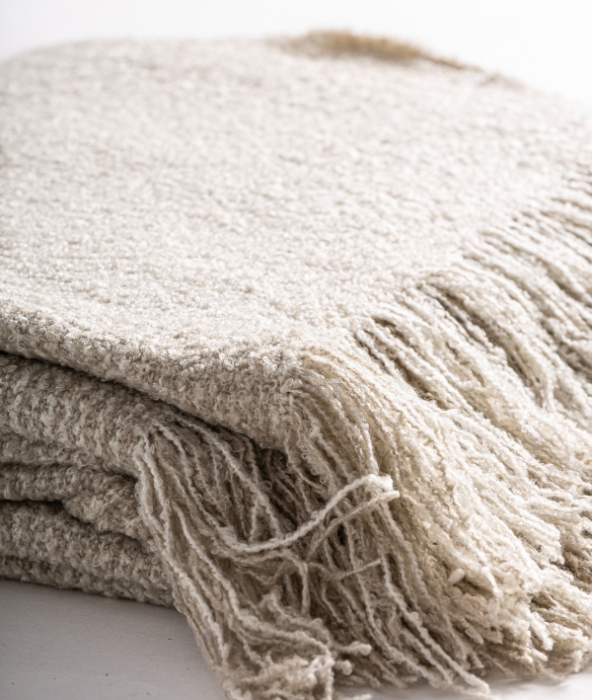 Pled bej din acril cu textura moale si franjuri decorative Saha [2]