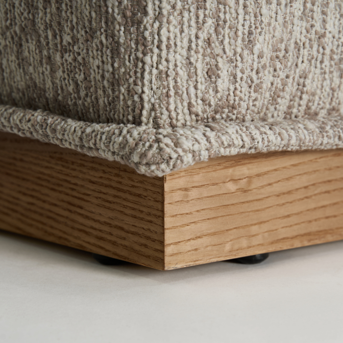 Puf tapitat bej din stofă cu bază din lemn de pin [3]