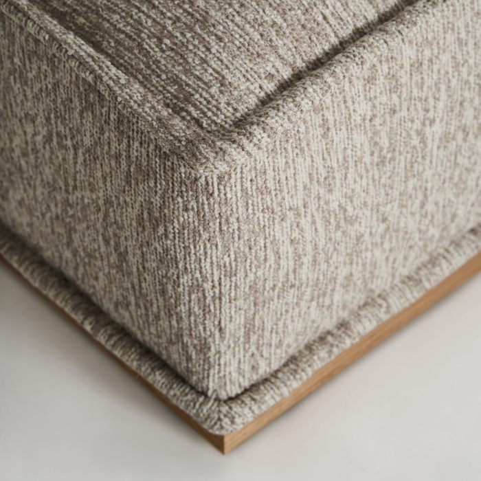 Puf tapitat bej din stofă cu bază din lemn de pin [4]