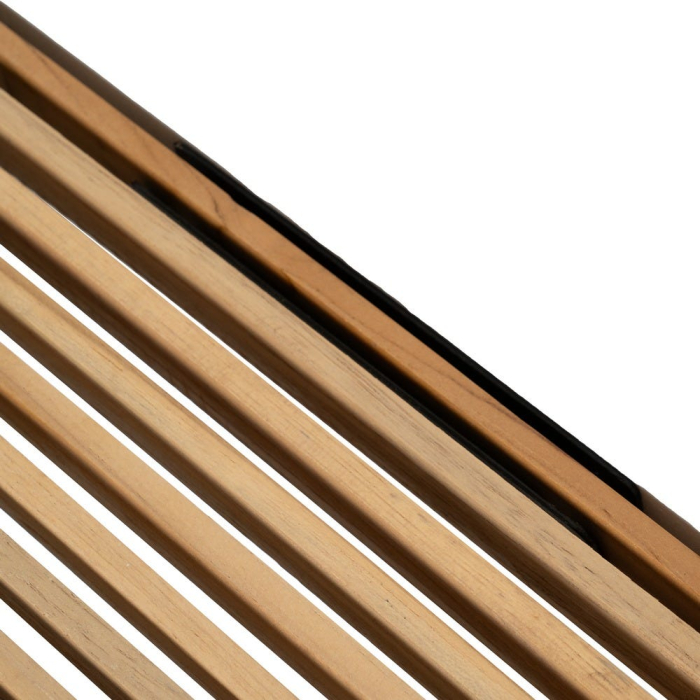Raft de perete din tec reciclat waterfall cu șipci canelate – vedere frontală, textură de tec și caneluri tip baguette. [5]