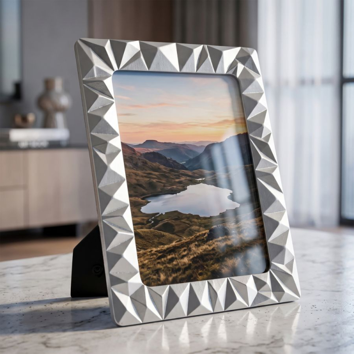 Ramă foto cu model geometric în relief și finisaj argintiu compactă [2]