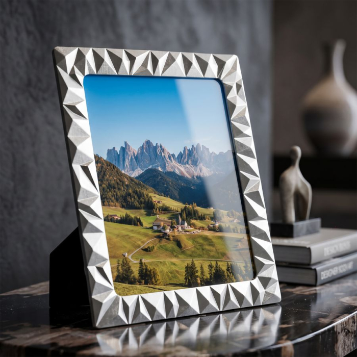 Ramă foto cu model geometric în relief și finisaj argintiu [2]