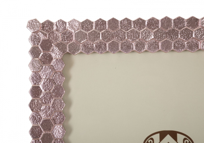 Rama foto roz perlat model hexagonal, aspect feminin CreativDeco.ro. [4]