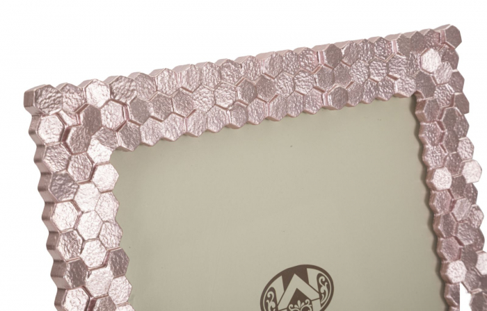 Rama foto roz perlat model hexagonal, aspect feminin CreativDeco.ro. [5]