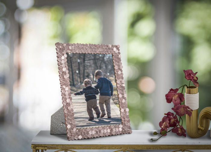 Rama foto roz perlat model hexagonal, aspect feminin CreativDeco.ro. [2]